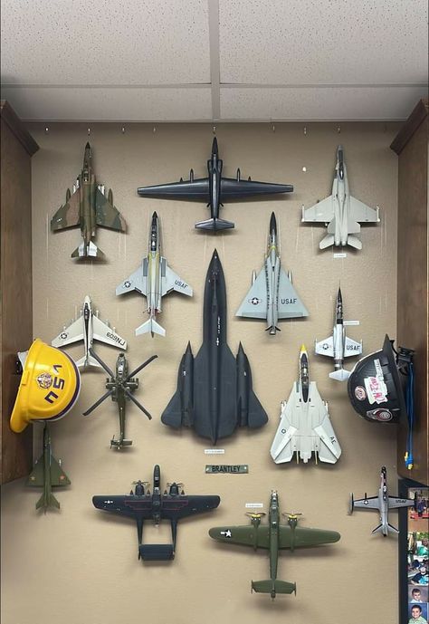 Model Plane Display Ideas, Aviation Man Cave, Pilot Room Decor, Plane Pilot Aesthetic, Pilot Decoration, Aviation Office Decor, Plane Room Decor, Aviation Room Decor, Aviation Bedroom