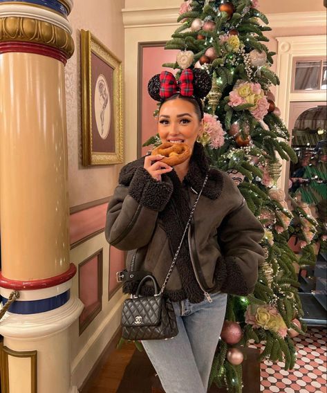 Disney In December Outfits, Disney Outfits Winter, Disneyland Christmas Outfit, Disney Winter Outfits, Cheese Pretzels, Disneyland Outfit Winter, Disney Christmas Outfits, Universal Studios Outfit, Disney Universal Studios