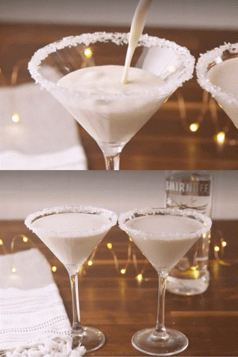 Snowflake Martini to try this Christmas! Here are over 22 Christmas cocktail recipes for festive drinks that will get everyone in the Christmas spirit. #christmas #cocktail Melted Snowman Martini, Melted Snowman Drink, White Chocolate Snowflake Martini, Snow Themed Cocktails, White Cocktails Recipes, Snowflake Food Ideas, Snowball Martini, Snowflake Martini Recipe, 1920s Cocktails