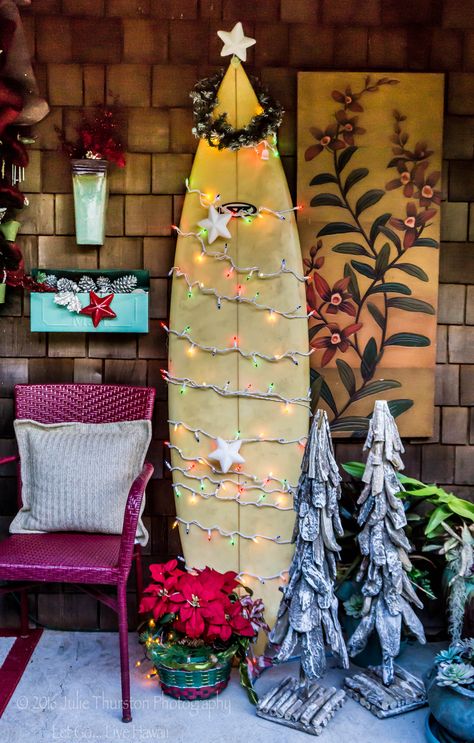 Beach Christmas on the Front Porch with Surfboard Christmas Tree with Lights in Hawaii. Aloha! Mele Kalikimaka from my Home to Yours. www.juliethurstonphotography.com Tropical Christmas Decorations, Christmas Cubicle Decorations, Caribbean Christmas, Beach Christmas Decorations, Hawaii Christmas, California Christmas, Florida Christmas, Coastal Christmas Decor, Australian Christmas