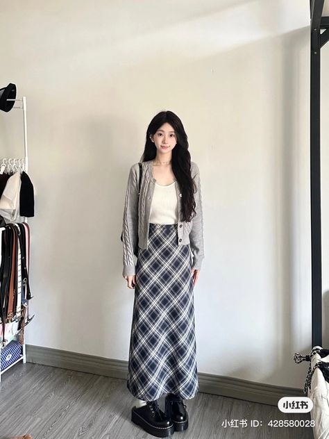 Plaid Long Skirt Outfit, Outfit Rok, Long Skirt Outfit, Modest Girly Outfits, Long Plaid Skirt, Rok Outfit, Long Skirt Fashion, Long Skirt Outfits, Fashion Top Outfits