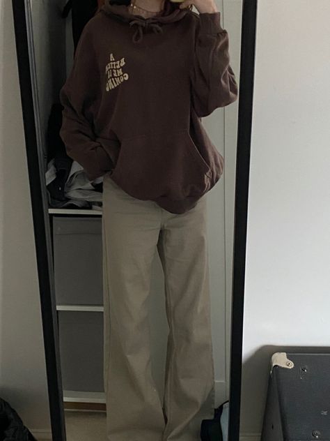 Hoodie Outfits Aesthetic, Brown Jumper Outfit, Brown Jumper, Cream Jeans, Brown Hoodie, Jumper Outfit, Aesthetic Brown, Brown Fall, Cute Fits