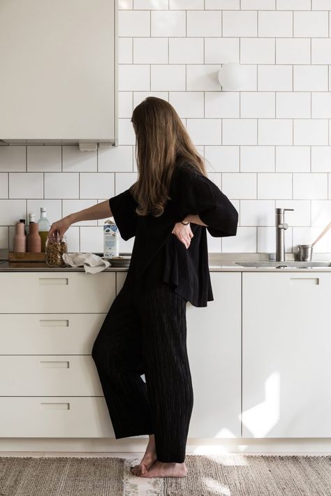 Bedroom Outfit Pictures, Elegant Home Outfit, White Tiles Kitchen, Old School Building, Casual Home Outfits, Display Photography, White Kitchen Inspiration, Dr Mario, At Home Outfits