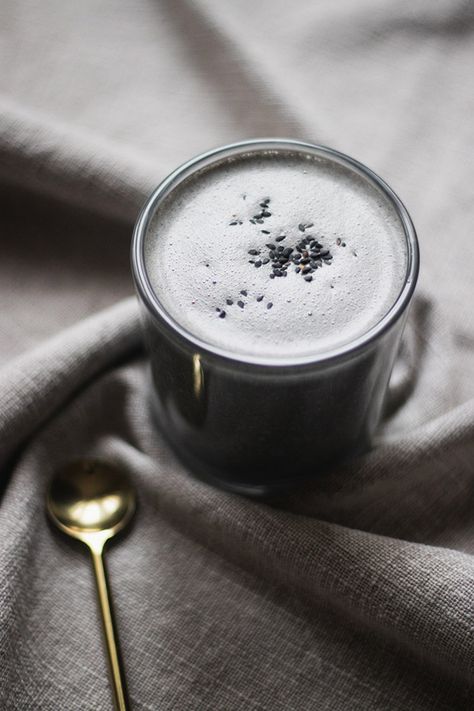 Black Sesame Latte Recipe Sesame Recipes, Black Sesame Paste, Caffeine Free Drinks, Drink Recipes Nonalcoholic, Paste Recipe, Vegan Drinks, Cold Brew Coffee Maker, Spiced Coffee, Latte Recipe