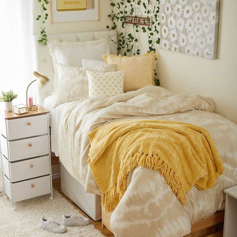 Headboard Dorm, Dorm Themes, Essentials For College, Dorm Room Furniture, College Dorm Room Inspiration, Dorm Room Styles, College Dorm Room Essentials, Dorm Room Bedding, Dorm Room Diy