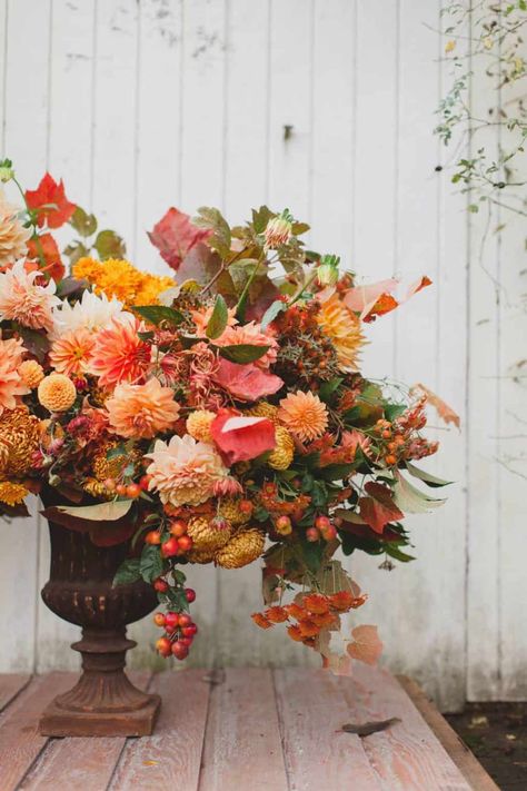 How to arrange autumn flowers with The Sussex Flower School Flower Magazine, Slow Flower, Mums Flowers, Fall Flower Arrangements, Mothers Day Decor, Flower School, Creative Flower Arrangements, Flower Farmer, Modern Flower Arrangements