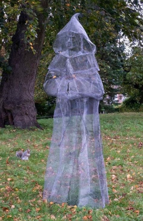 Chicken Wire Ghost Yard Decorations, Diy Chickenwire Ghost, Diy Witch Crashing Into Tree, Chicken Wire Ghost Sculpture, Headless Horseman Statue, Halloween Wood Crafts, Metal Art Sculpture, Outdoor Halloween, Halloween Outdoor Decorations