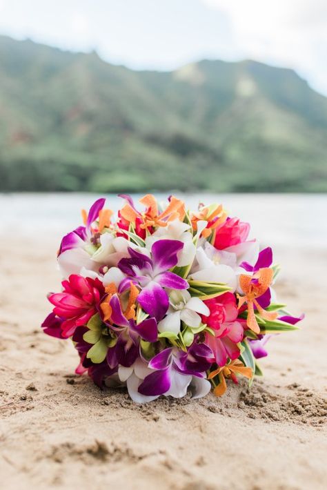 Hawaiian Wedding Flowers, Tropical Bridal Bouquet, Beach Wedding Decorations Reception, Fresh Wedding Flowers, Hawaiian Lei, Beach Wedding Flowers, Hawaii Elopement, Flower Inspiration, Beach Bride