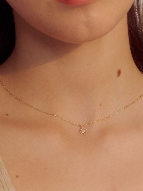 Minimalist Accessories Jewellery, Gold Neck Chain, Simple Necklace Designs, Hand Jewelry Rings, Diamond Pendant Jewelry, Diamond Star Necklace, Minimalist Necklace Gold, Fancy Jewelry Necklace, Pretty Jewelry Necklaces