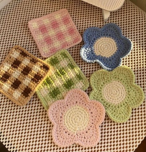 How To Crochet Coasters, Coaster Crochet Ideas, Crochet Craft Fair Ideas To Sell, Crocheting Cardigan, Crochet Booth, Crochet Flower Coaster, Crochet Cup Coaster, Diy Coaster, Small Crochet Gifts