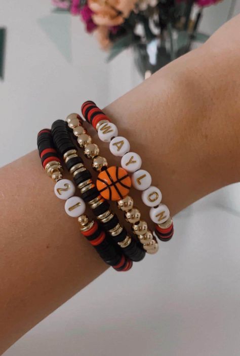 Football Bead Bracelet, Flat Disc Bead Bracelet, Red And White Friendship Bracelet, Basketball Bracelets Diy, Team Beaded Bracelets, Baseball Mom Bracelet Stack, Disc Bracelet Ideas, Mama Beaded Bracelet, Diy Bracelet Stacks