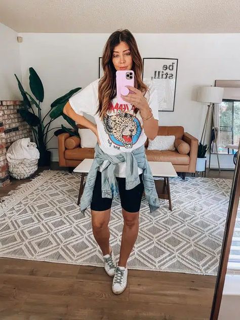 Biker Shorts Band Tee Outfit, Biker Shorts And Graphic Tee Outfit, Look Short Biker, Graphic Tee Biker Shorts Outfit, Graphic Band Tee Outfit, Yoga Shorts Outfit Casual, Look Biker Shorts, Black Biker Shorts Outfit Casual, Golden Goose Outfit Summer