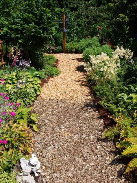 12 Best Ideas of Garden Path to Enhance Your Garden's Beauty Wood Chips Landscaping, Wood Chips Garden, Chip Ideas, Wood Chip Mulch, Porch Landscaping, Mulch Landscaping, Cedar Garden, Hillside Landscaping, Recycled Garden