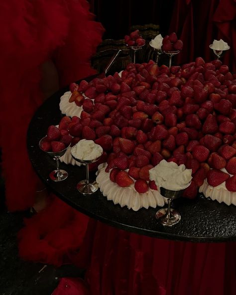 Your Wedding Aesthetics | Strawberries, red velvet, and candlelight – perfection! ❤️ @odette_________ | Instagram Wedding Strawberry Cake, Red Aesthetic Wedding, Red Wedding Aesthetic, Papas Birthday, Red Party Themes, Aesthetic Anniversary, Red Velvet Wedding, Beach Wedding Red, Strawberry Wedding