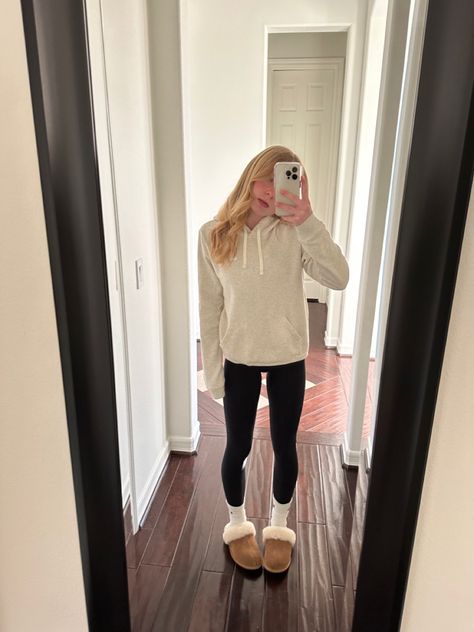 Outfit Inspo Ugg Slippers, How To Style Ugg Scuffette, Coach Slippers Outfit, Ugh Scuffette Outfit, Comfy Outfits With Ugg Slippers, Ugg Cozy Slippers Outfit, Outfit Ideas With Ugg Slippers, Ugg Scuffette Outfit, Uhh Slippers Outfits