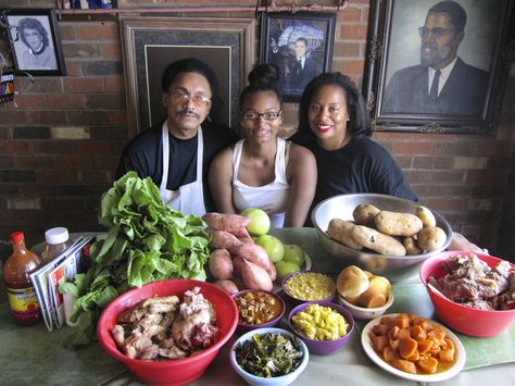 Bully’s Restaurant opened its doors on Livingston Avenue in Jackson, Mississippi, in 1982. This soul food kitchen has served its community for over 30 years at the same location: a brick building built by Tyrone Bully and his father, both former mason workers. Mississippi Food, Rice And Gravy, Soul Food Restaurant, Opening A Restaurant, Turkey Wings, Jackson Ms, Jackson Mississippi, Daily Specials, Oral History