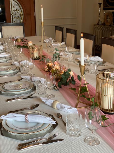 Table setting for dinner party Diner Setting Table, Dinner Birthday Decoration, 21 Table Decorations, 18th Birthday Party Table Set Up, Pink And Gold Dinner Table Setting, Aesthetic Party Table Decor, Sweet 16 Dinner Table, Pink Gold Table Setting, 21st Table Decor