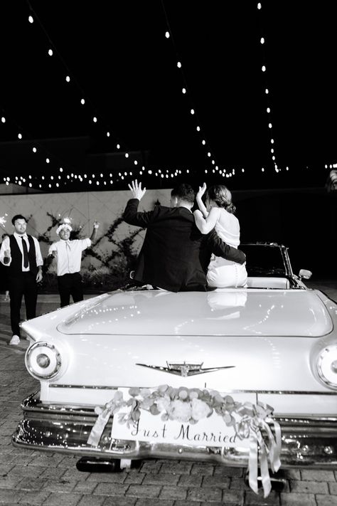 Vintage Getaway Car Wedding, Taylor Swift Wedding Ideas, Getaway Car Wedding, Wedding Grand Exit, Vintage Wedding Car, Wedding Getaway Car, Kardashian Wedding, Party Poses, Wedding Party Poses