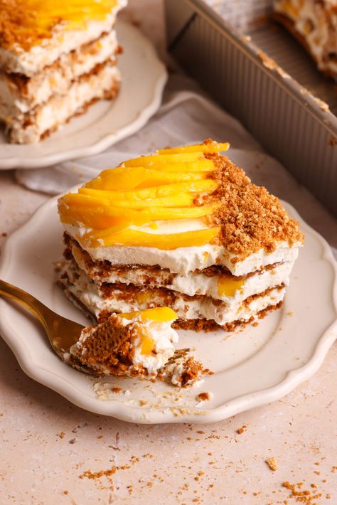 Easy Mango Float - BAKE WITH ZOHA How To Store Mangos, Mango Float, Condensed Milk Cookies, Float Recipes, Swiss Roll Cake, Mango Dessert, Mango Cheesecake, Mango Ice Cream, Biscoff Cookies