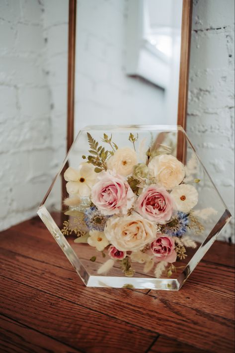 Flowers In Epoxy Resin Diy, Bridal Bouquet Resin Preservation, Flower Bouquet Shadow Box Ideas, Bouquet Wedding Preservation, Wedding Flower Epoxy, Wedding Bouquet Keepsake Ideas, Resin Bridal Bouquet, Resin Wedding Flower Preservation, Wedding Flower Art