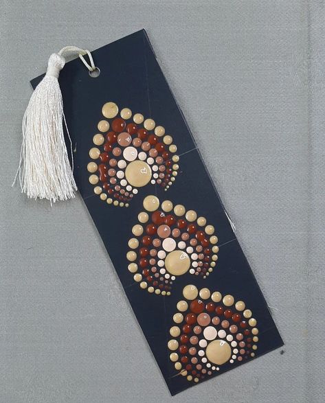 Dot Art Bookmark, Dot Painted Bookmarks, Mandala Bookmark, Mandala Embroidery, Painted Mirror Art, Mandala Book, Mandala Painted Rocks, Mandala Design Pattern, Mandala Art Lesson