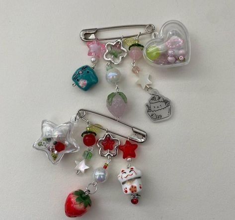 Aesthetic Beaded Keychain, Keychain Ideas Beads, Keychain Beads Ideas, Random Trinkets, Cincin Diy, Decorative Pins, Bag Pins, Keramik Design, Bead Charms Diy