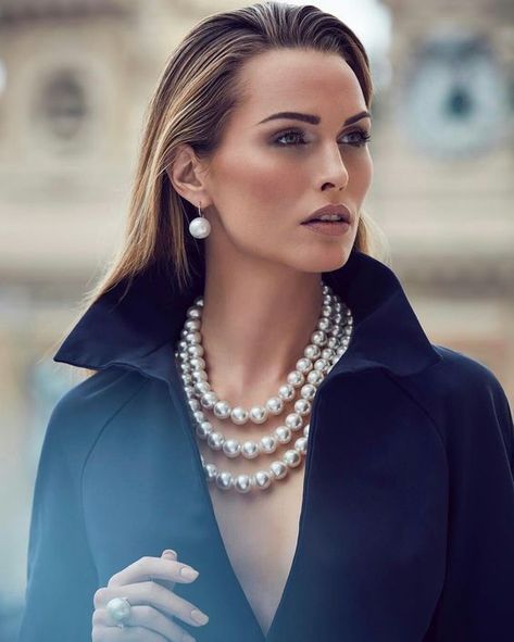 How To Wear A Pearl Necklace, Pearl Necklace Outfit, Wearing Pearls, Robes Glamour, Necklace Outfit, Mode Chanel, Paris Chic, Wear Pearls, Pearl Necklace Designs