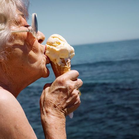 Makeup Bridesmaid, Tips To Be Happy, Old Married Couple, How To Be Happy, Martin Parr, Eating Ice, Eating Ice Cream, Hair Bridesmaid, Lucky Ladies