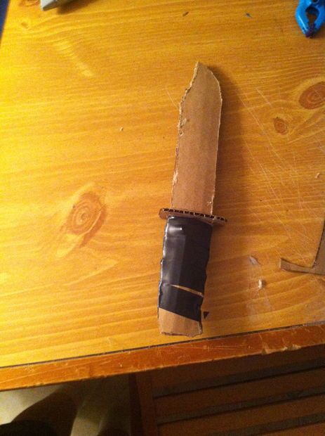 How to Make a Combat Knife Out of Cardboard Kids Astronaut Costume, Cardboard Props, Diy Knife, Karambit Knife, Pinterest Diy Crafts, Military Combat, Cardboard Art, Craft Knife, Cosplay Diy