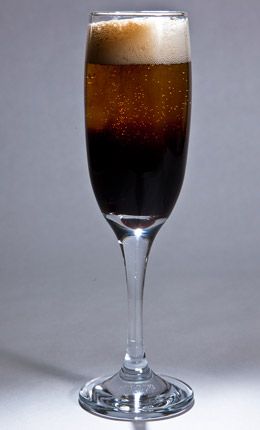 Black Velvet Verser dans un verre Pilsener de 33 cl :  15 cl de bière brune rafraîchie 15 cl de Champagne brut rafraîchi Guinness Cocktail, Types Of Red Wine, Otto Von Bismarck, Black Velvet Cocktail, Craft Cocktail Recipe, Random Questions, Champagne Cocktails, Types Of Red, Liquor Recipes