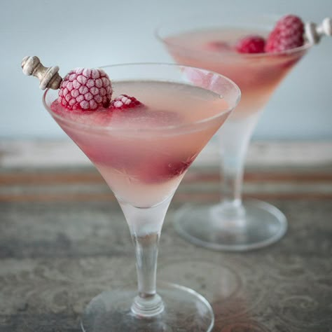 Raspberry Lemon Drop Martini - a Lemon Drop with a Twist - EntertainingCouple.com Raspberry Lemon Drop Martini, Raspberry Lemon Drop, Lemon Drop Martini Recipe, Drinks Vodka, Absolut Citron, Raspberry Vodka, Lemon Drop Martini, Martini Recipe, Fresh Raspberries