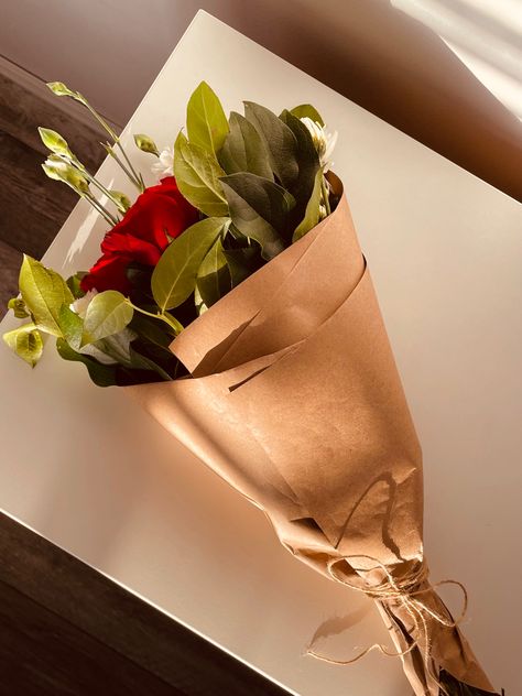 Flowers In Brown Paper Bouquets, Brown Wrapped Flowers, Brown Bag Flower Bouquet, Brown Bag Flowers, Kraft Paper Flower Wrap, Paper Bag Bouquet, Brown Paper Flowers Bouquet, Brown Paper Bouquet, Kraft Paper Bouquet