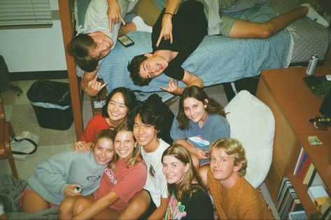 90s College Dorm, College 2000s Aesthetic, College Film Aesthetic, Claremont Mckenna College Aesthetic, 1990s College Aesthetic, Sophomore Year College Aesthetic, Dorm Room Friends Aesthetic, Honors College Aesthetic, Dorm Room College Aesthetic