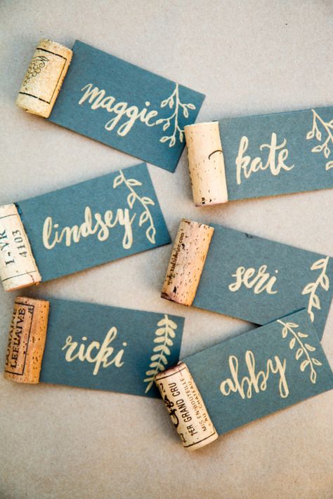 Wedding Name Place Cards Wine Cork, Cork Wedding Ideas, Cork Place Cards, Wedding Place Card Holders, Wedding Name Place Cards, Wine Cork Wedding, Easy Diy Thanksgiving, Cork Wedding, Diy Place Cards