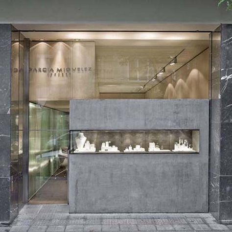 Jewelry Store Displays, Jewelry Shop Display, Jewelry Store Interior, Jewellery Shop Design, Jewelry Store Design, Storefront Design, Glass Display Case, Ceiling Art, Opening A Boutique