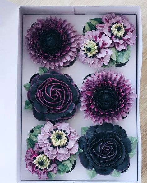 Moody floral cupcakes 💜🖤 #cupcakes #floralcupcakes #flowercupcakes #buttercreamflowers #baking #frenchbaker #cakeart #cakedecorating #cupcakedecorating #Malta #Gozo Halloween Floral Cupcakes, Goth Cupcakes, Gothic Cupcakes, Garden Cupcakes, Black Cupcakes, Goth Party, Elegant Cupcakes, Baking Decorating, Malta Gozo