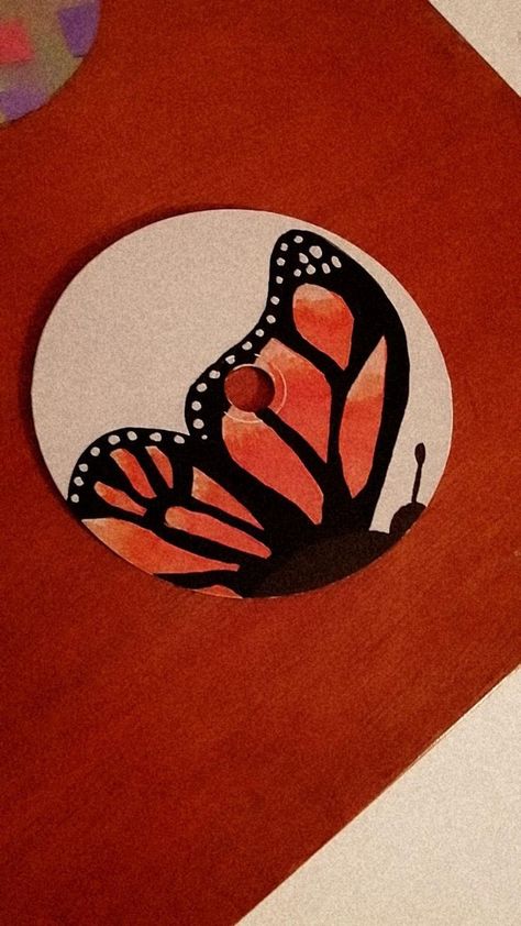 Disc Painting Aesthetic, Small Record Painting Ideas, Painted Cds Aesthetic Simple, Vinyl Record Art Ideas Diy Crafts, Old Cd Crafts Diy Recycled Cds, Painting Cds Ideas, Painting On Cd Ideas, Dvd Pintados Aesthetic, Ideas Para Pintar Cd