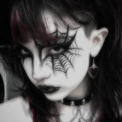 Trad Goth, Vampire goth Gothic Icon, Trad Goth Makeup, Goth Eye Makeup, Goth Vampire, Vampire Makeup, Punk Makeup, Trad Goth, Gothic Girl, Alt Makeup