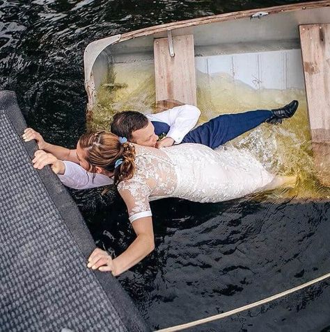 40+ Disastrous Wedding Fails That Will Make You Rethink Your Marriage Wedding Fail, Garter Toss, Wedding Speech, Marriage Humor, Hilarious Memes, Wedding Moments, Wedding Pics, Funny Fails, Romantic Wedding