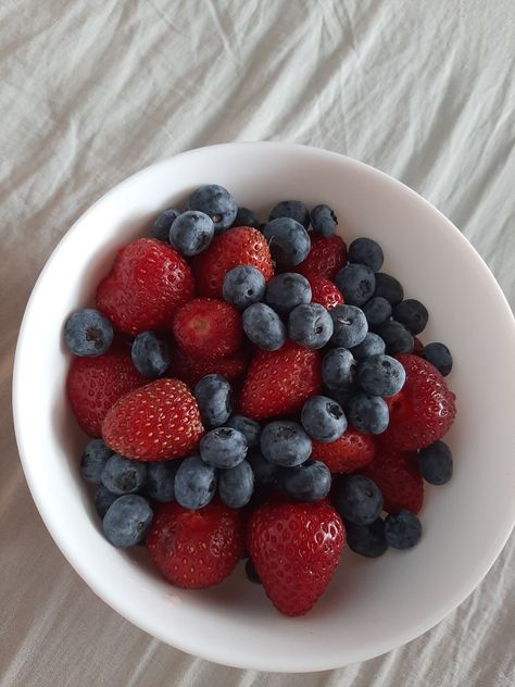 Blue Berries Aesthetic, Berries Aesthetic, Berries Salad, Berry Aesthetic, Bowl Of Berries, Food Carving, Healthy Food Motivation, Hair Food, Healthy Dishes