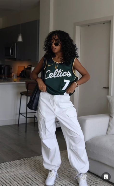 Afro Concert Outfit, Celebrity Nba Game Outfit, Nba Outfits For Women, Basketball Game Fits Women, Nba Game Outfit Woman Black Women, Celtics Game Outfit, Women’s Basketball Game Outfit, Outfits For Basketball Game, Basketball Jersey Outfit Women Fashion