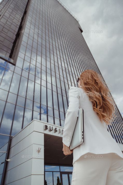 City Business Woman Aesthetic, Working In The City Aesthetic, Woman In Business Aesthetic, Women Business Aesthetic, Big City Photoshoot, Office Poses Women, New York Business Woman Aesthetic, Business Shoot Women, Business Woman Photoshoot