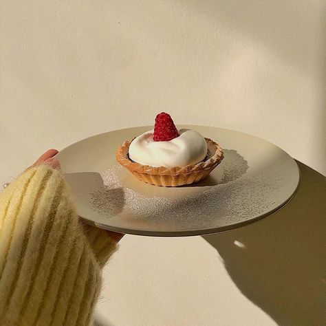 sweet tooth yummy delicious aesthetic food pictures sweets dessert tart strawberry tarts aesthetic easy tart recipe mini pie aesthetic fruit tarts delicious food goals Food Pic, Cute Desserts, Sweets Desserts, Cafe Food, Pretty Food, Cute Food, Aesthetic Food, Food Pictures, Cake Desserts