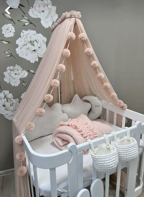 Baby girl nursery room ideas pink princess Baby Crib Decoration Ideas, Small Baby Nursery, Play Canopy, Newborn Bassinet, طفلة حديثة الولادة, Nursery Canopy, Play Tents, Baby Room Themes, Crib Canopy