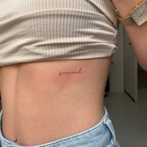 Quote Rib Tattoo, Tattoos Ribs, Rib Tattoo Quotes, Rib Tattoo Placements, Wörter Tattoos, Basic Tattoos, Waist Tattoos, Ribcage Tattoo, Birthday Tattoo