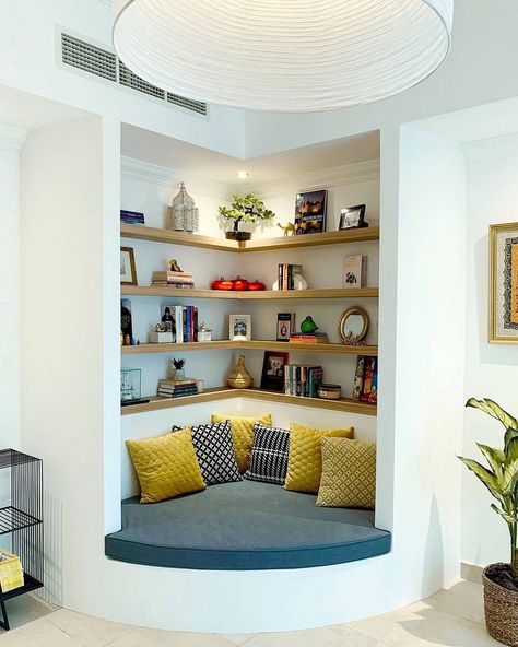 Home Mini Library Ideas, Corner Bookshelves Ideas, Bookcase Nook, Corner Interior Design, Reading Nook Living Room, Room Library Ideas, Nook Living Room, Window Seat Ideas, Bookshelf Room