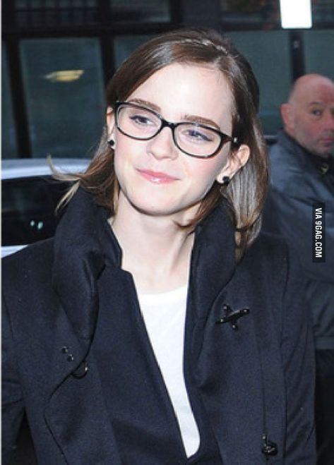 Emma Watson wearing glasses Hermione Granger Aesthetic, Emma Watson Pics, Emma Watson Style, Aimee Garcia, Bonnie Wright, Uptown Girl, Wearing Glasses, Special Girl, Girls With Glasses