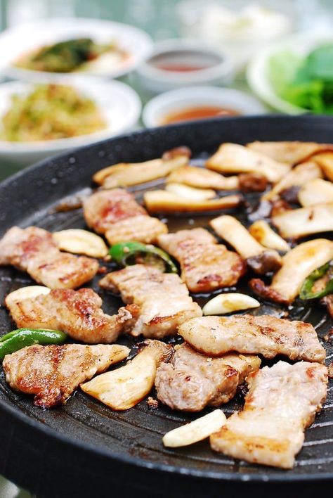 Pork Belly Marinade, Korean Pork Belly, Grilled Pork Belly, Green Leaf Lettuce, Asian Noodle Dishes, Korean Pork, Asian Side Dishes, Leaf Lettuce, Pork Belly Recipes