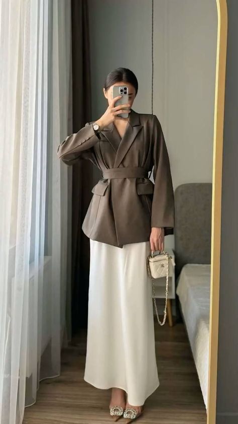 Neutral Tone Outfits, Ankle Boots Fall, Fall Fashion Inspiration, Earthy Neutrals, Rok Outfit, Dress Celebrity, Chic Fall Fashion, Trends 2025, Elegant Outfit Classy