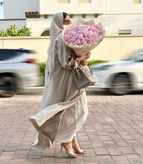 Rich Arab, Modest Outfits Aesthetic, Arab Aesthetic, Arabic Clothing, Hijab Abaya, Arabian Women, Modern Hijab Fashion, Muslim Outfits Casual, Modest Fits